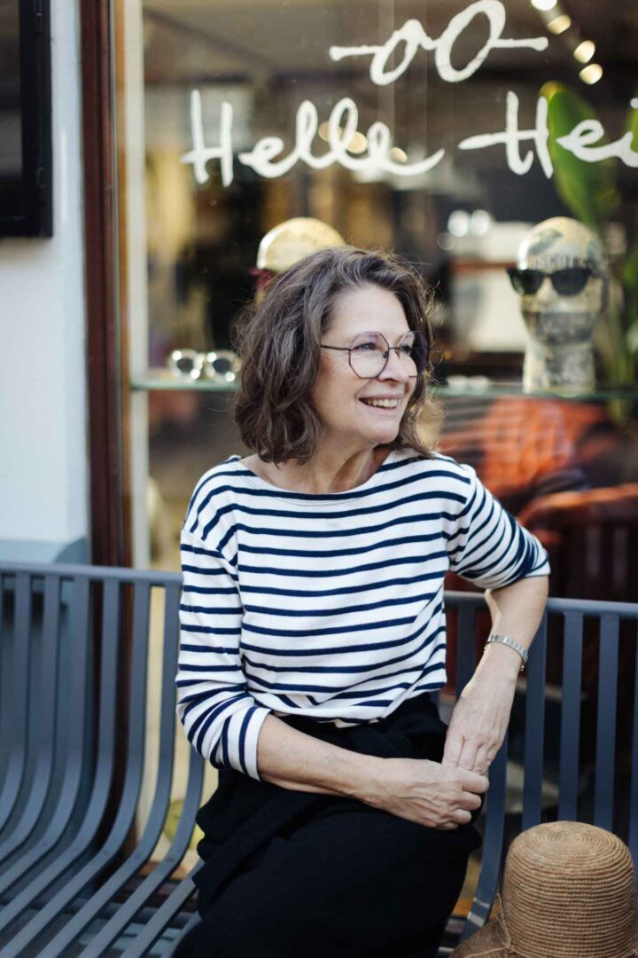 Optiker Helle Hein foran sin butik på gågaden i Vejle