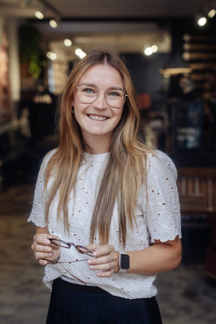 Optiker Marlene Holm Aslerin fra Helle Hein Optik i butikken i Vejle