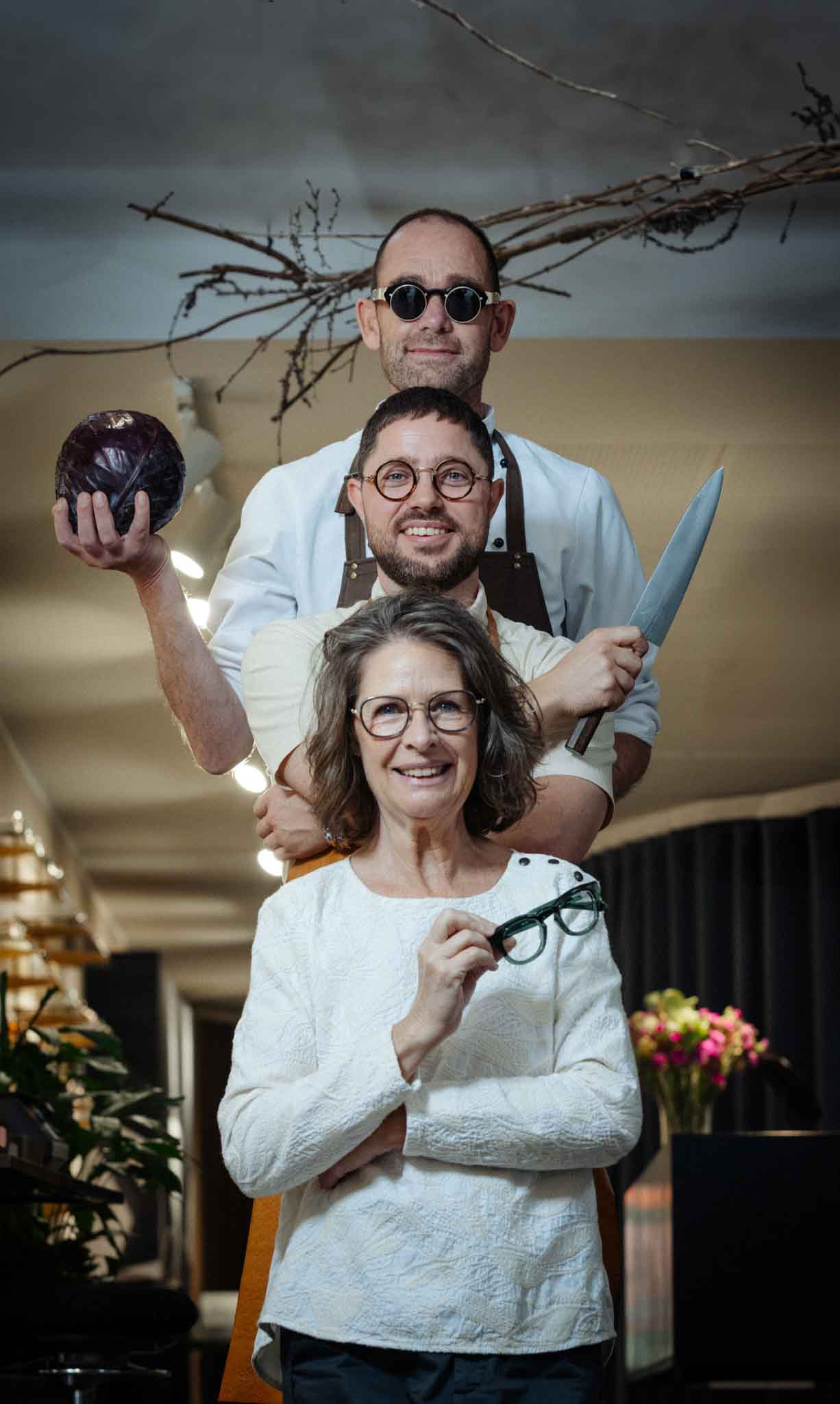 Tre personer med briller i butikken hos Helle Hein Optik