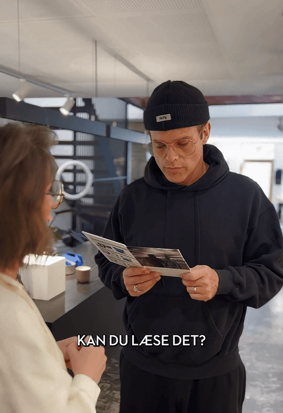 Silas Holst læser en tekst under et besøg hos Helle Hein Optik i Vejle